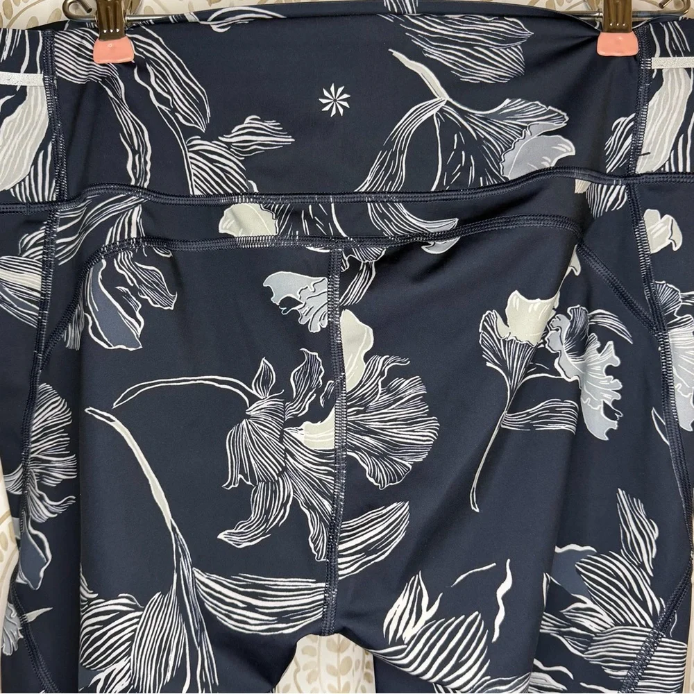 Athleta Sonic Capri Floral Print 7/8 Leggings Size Large Navy Blue High Rise - Picture 4 of 10